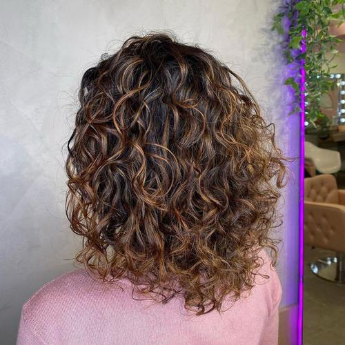 最适合自己的烫发就属于时尚烫发有人说满头的小卷烫发比较老气,但