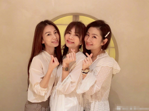 selina晒出昔日旧照,庆祝she组合成立19周年,成员画风超粉嫩!