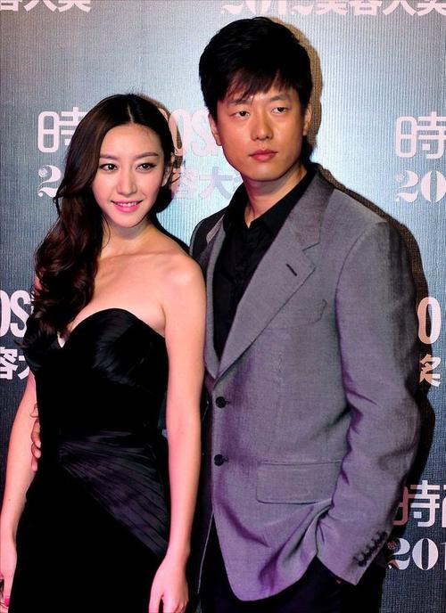 凌潇肃二婚老婆好低调穿没亮点的朴素裙装透着种贤惠气质