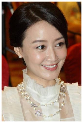2002年,赵子琪从中央电视台辞职后步入演艺圈,不久因主演电视连续剧