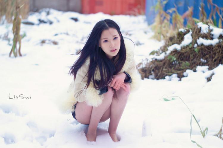【精选】雪地赤脚的女孩