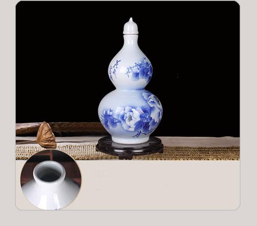 酒瓶背面        整齐工整的书法体,更加显得酒瓶古风.