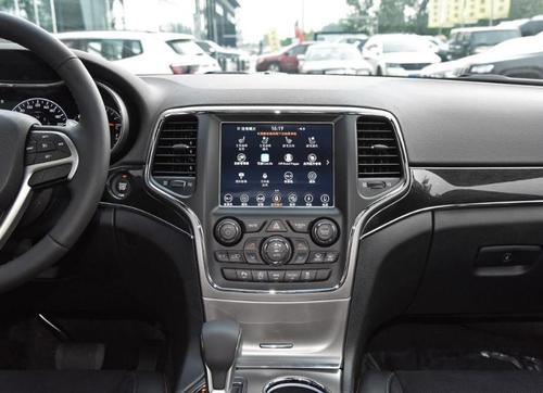 中控台和车门内衬基本上均采用软质材料制造或直接使用皮革包裹,造型