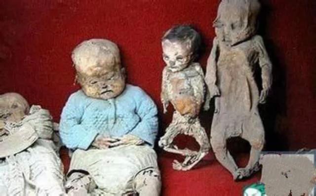 殉葬女子死前痛不欲生,太监们将其头皮割开灌注水银!