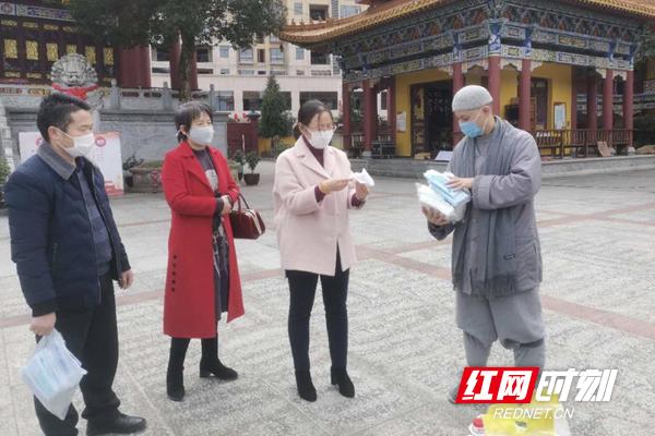 常委,统战部长刘芸率县民族宗教局负责人尹建友,县佛教协会会长唐白莉