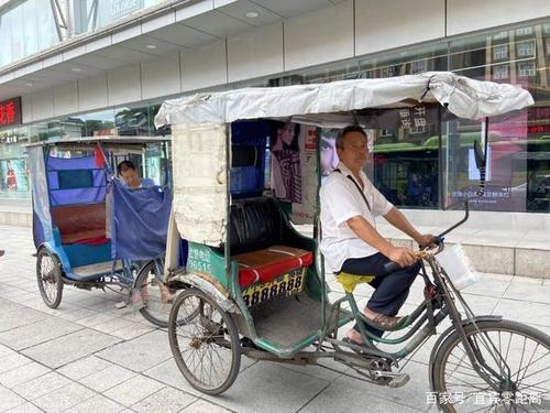 一半是曾经的生意火爆,一半是现在的无人问津,人力三轮车曾经的确辉煌