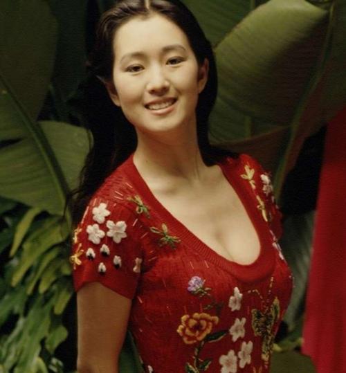 巩俐年轻时到底有多美?一组照片告诉你,难怪张艺谋为痴迷.