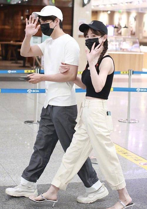 张檬与男友小五机场高调秀身材,原来胸大手臂细真的不