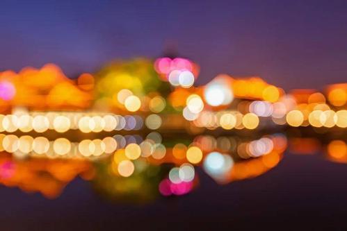 正常人看事物是立体的,在弱视宝宝眼里看到的世界是平面的,也就是说