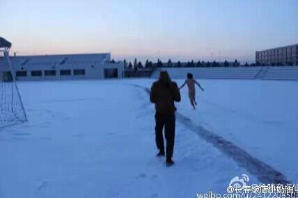 吉林工商学院一男子零下25度雪地裸奔