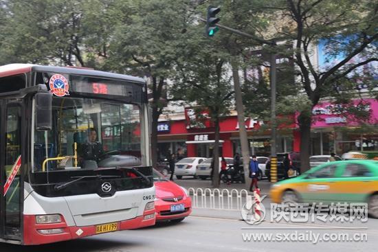 交警:公交车无例外