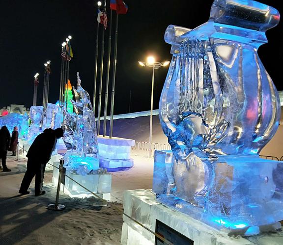 小型冰雕,雕刻成各种有意思图案或者寓意.真佩服那些手艺人.