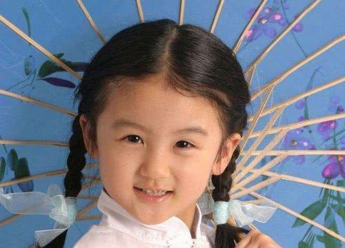 14岁女童星因"长残"被网友吐槽,毅然出国留学,如今高