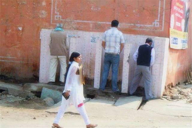 印度女人不用纸也能上厕所?那用什么呢?看完有点脸红!