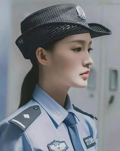 李沁穿上警服美照漂亮吗