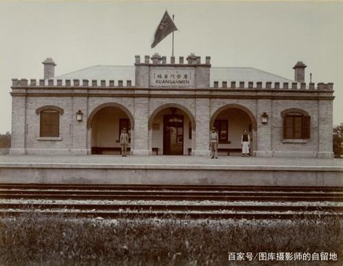 西直门停车场,可以看见火车头上写着p.m.b.l,播得威火车(原图标注)