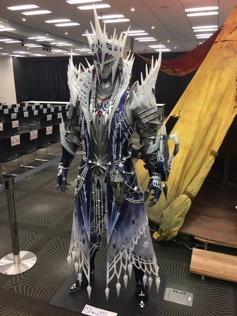 《怪物猎人世界》冰咒龙套装1:1模型展示,银蓝色调