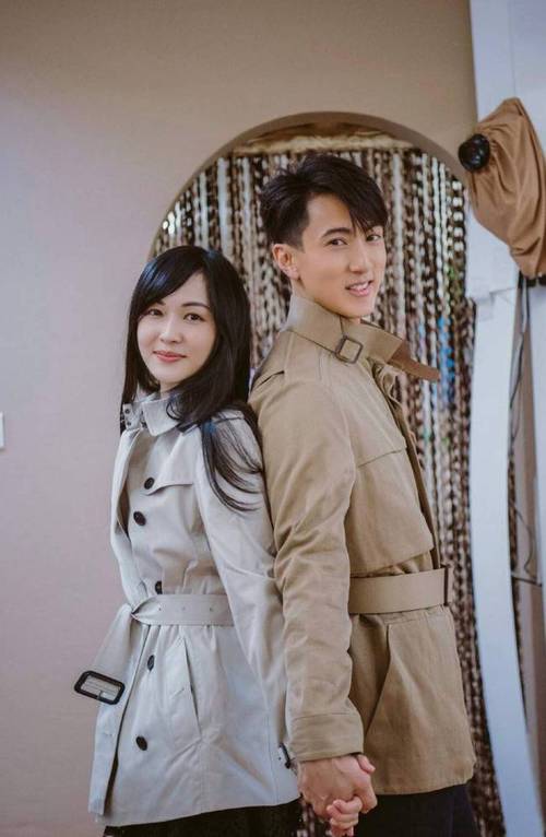 被42岁的吴尊老婆美到了穿黑衣搭配粉裙气质丝毫不输明星