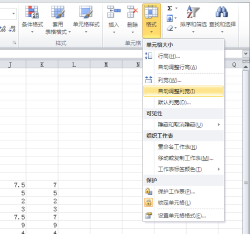 在"开始"选项卡的"单元格"选项组中单击"格式"按钮,选择自动调整列宽
