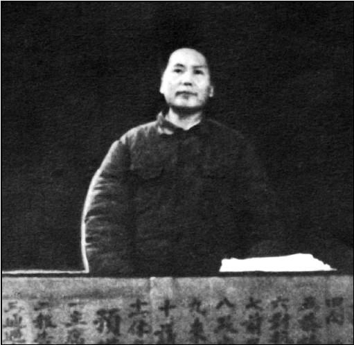 1941年11月21日,毛泽东在陕甘宁边区第二届参议会上讲话,这次会议通过