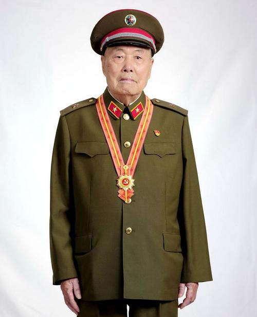际华三五零二量体师在为"七一勋章"获得者王占山老人进行量体服务.