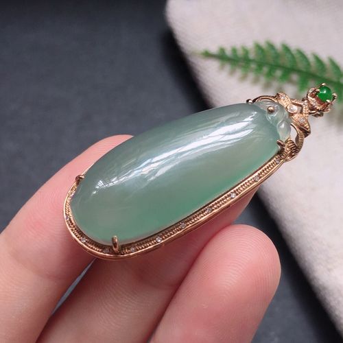 翡翠糯冰种晴水18k金围钻镶嵌福瓜吊坠