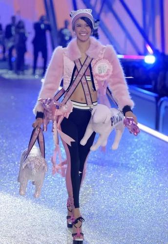 首次参加维密大秀的中国超模雎晓雯元气满满pink走起.