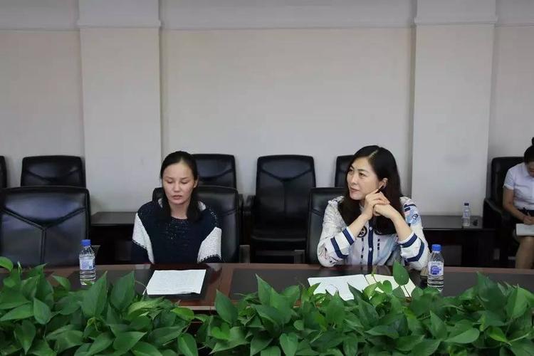 座谈会上,施春敏代表船营区对李坚柔的到来表示热烈的欢迎,向与会人员