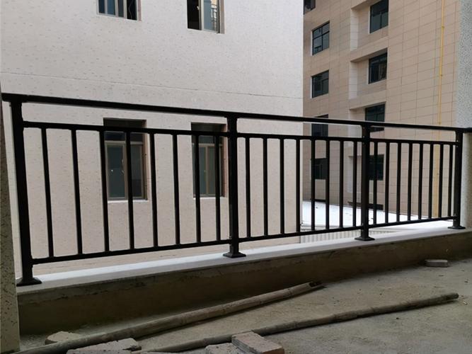 为了让大家采购栏杆产品提供全方位的图片参考,下面安徽金用护栏厂家