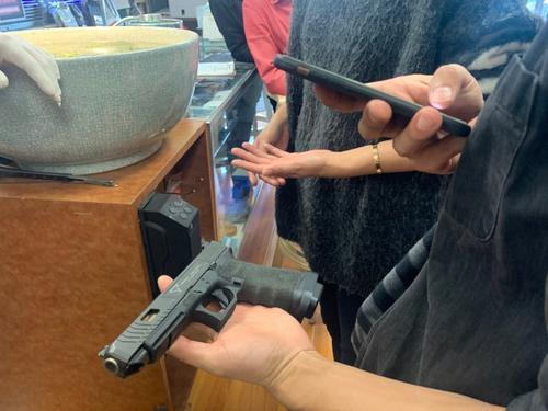 防疫防抢 美国南加州华人买枪囤子弹