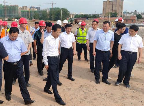 泗县县委书记张志强一行莅临雪枫家园三期,白庙二期安置房建设进行