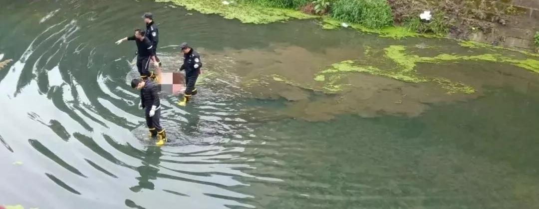 遂宁某河渠惊现一具年轻女尸打捞现场众人围观