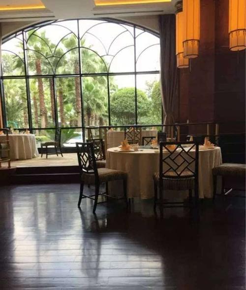 地址:环城南路777号昆明索菲特大酒店49楼 翠湖轩中餐厅在酒店a座大堂