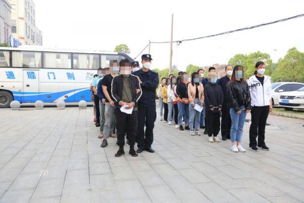 民警将嫌疑人押解回沙洋