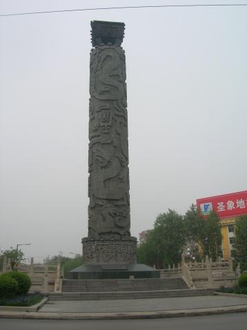 丽景门前的九龙鼎