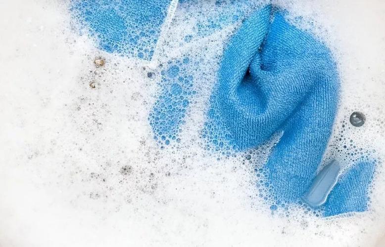 不过,洗衣生活小知识给你带来了完全进阶版的衣服染色去除窍门,亲测