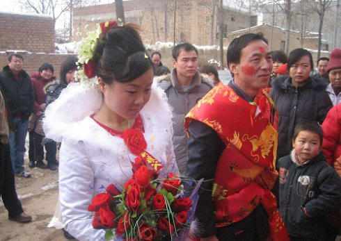 实拍农村热闹非凡的婚礼,新郎的父亲被画成大花脸依然很高兴