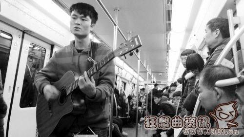 流浪歌手街头深情演唱视频,行走在地铁中的流浪歌手