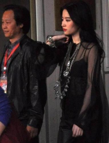 刘亦菲透视装,穿衣越来越大胆,曾经神仙姐姐去哪儿了