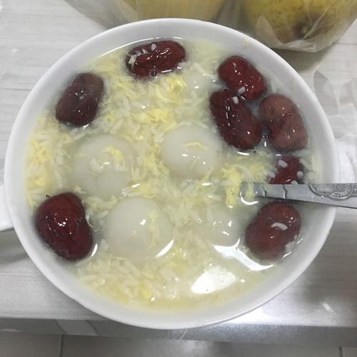  p>蛋花汤圆甜酒羹是一道美食,制作原料主要有甜酒,带馅汤圆,鸡蛋.