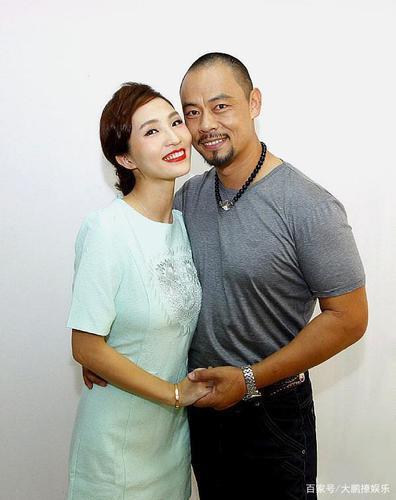 在感情方面,晋松的妻子是李汶桐,曾经是中国歌剧舞剧院的舞蹈演员