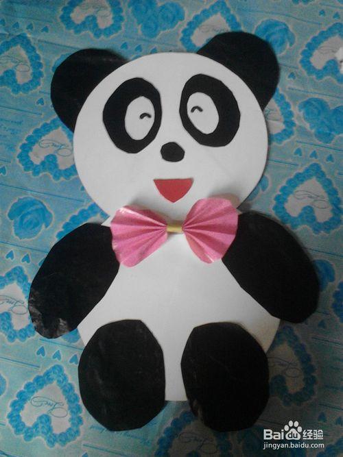 手工/爱好 > 手工艺   4 用黑色的纸片分别剪出熊猫的耳朵,眼睛,手和
