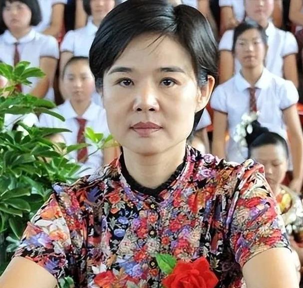 贵州美女贪官雷文蓉,五十七岁依然美丽动人,迫于压力主动自首