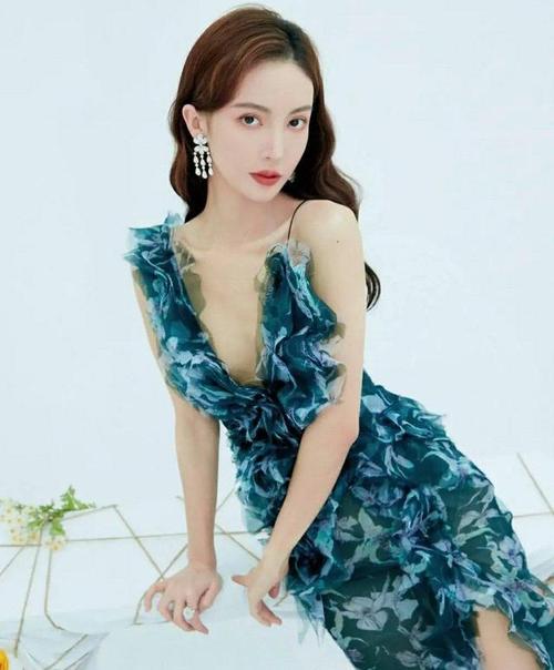 金晨一袭性感时尚服饰,尽显妙曼身材