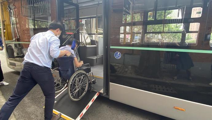 939路开了十几年,这位上海公交司机头一回做特需乘客