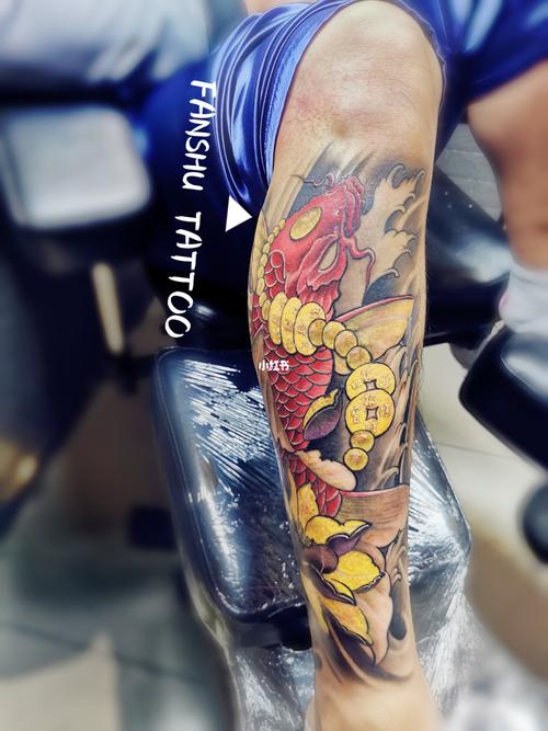梵树刺青 彩色大鲤鱼小腿纹身_纹身_鲤鱼_梵树刺青纹身攻略_纹身也