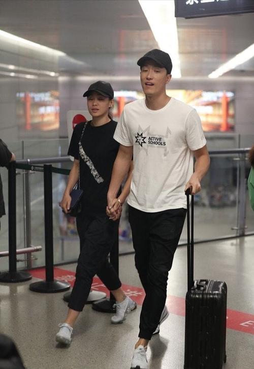 刘翔和"现任"妻子还挺恩爱的,手牵手穿情侣装,是幸福的典范