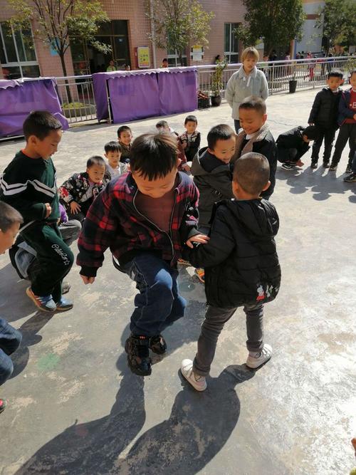 2019年秋季学期大一班主题教学"中国文化"--踩影子游戏活动