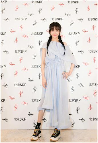 郑爽"漫画腿"惹人羡慕,像漫画里的美少女,空气刘海更楚楚可人