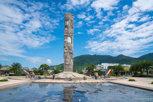 图腾文化广场是亚龙湾标志性建筑,它有26.